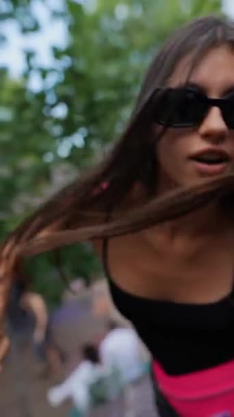 Dynamiczne Ujęcie Uwiecznia Młodą Piękną Dziewczynę Tańczącą Festiwalu Letnim Parku — Wideo stockowe