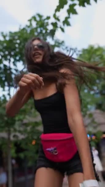 Kamera Rejestruje Dynamiczny Taniec Pięknej Młodej Dziewczyny Festiwalu Letnim Parku — Wideo stockowe