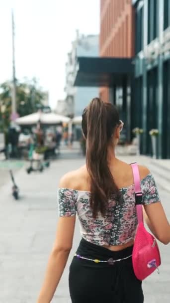 Cámara Captura Espalda Una Chica Joven Atractiva Corriendo Por Las — Vídeo de stock