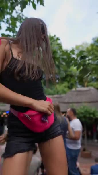 Dynamiczny Ruch Młodej Atrakcyjnej Dziewczyny Tańczącej Festiwalu Letnim Parku Jest — Wideo stockowe