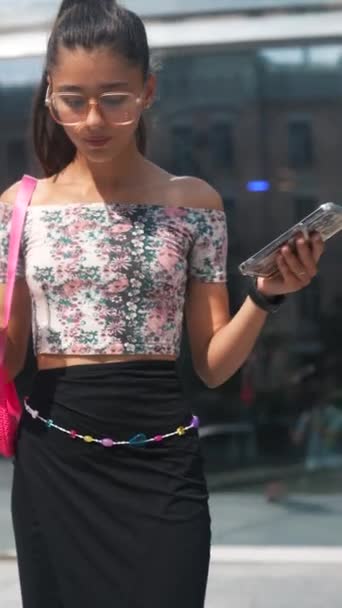 Modna Bystra Młoda Dama Ulicach Miasta Mrożoną Kawą Smartfonem Rękach — Wideo stockowe