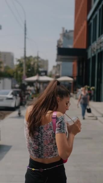 Поспішаючи Стильна Молода Жінка Запізнюється Роботу Коли Прогулюється Міських Вулицях — стокове відео