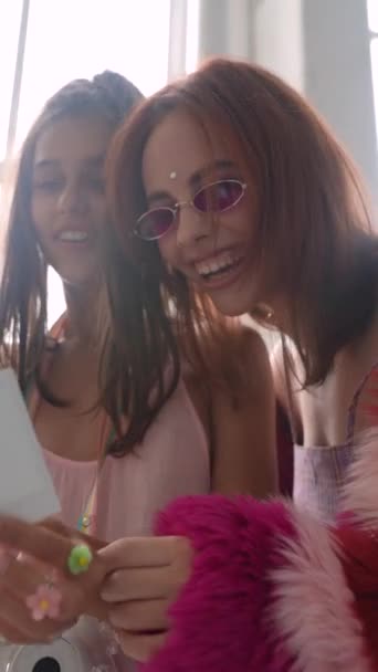 Meisjes Roze Jurken Gekleed Pop Stijl Mode Onderzoeken Gedrukte Foto — Stockvideo