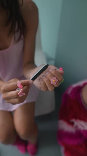 Uma Menina Vestido Rosa Vestida Estilo Boneca Faz Uma Manicure — Vídeo de Stock