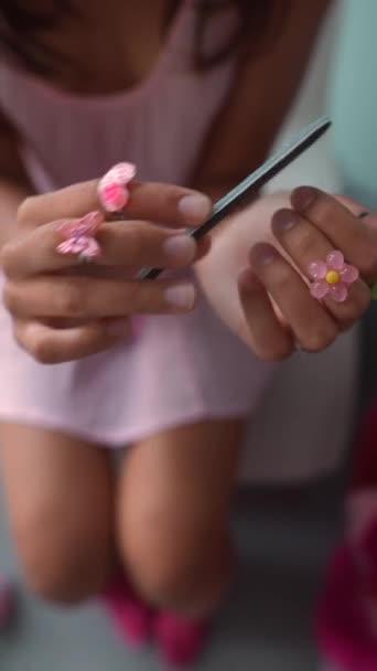 Dans Style Poupée Fille Dans Robe Rose Utilise Une Lime — Video