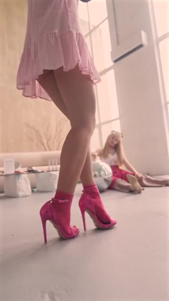 Trajes Inspirados Bonecas Menina Vestido Rosa Fotografa Com Uma Pequena — Vídeo de Stock