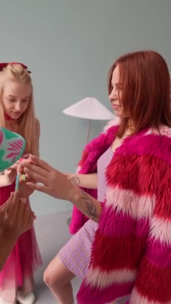 Realizando Penteado Maquiagem Para Menina Adornada Traje Boneca Imagens Alta — Vídeo de Stock