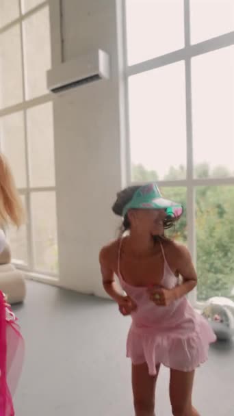 Różowo Ubrane Dziewczyny Ubrane Stylu Lalki Tańczą Bawią Się Razem — Wideo stockowe
