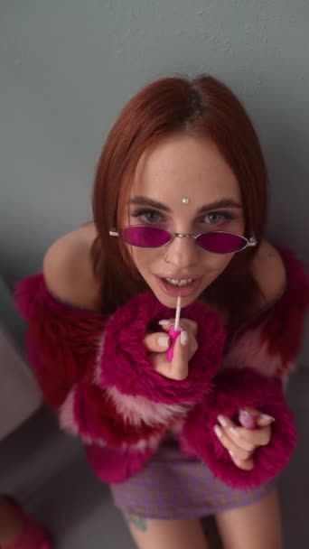 Вид Сверху Девушка Розовой Одежде Одетая Стиле Куклы Наносит Помаду — стоковое видео
