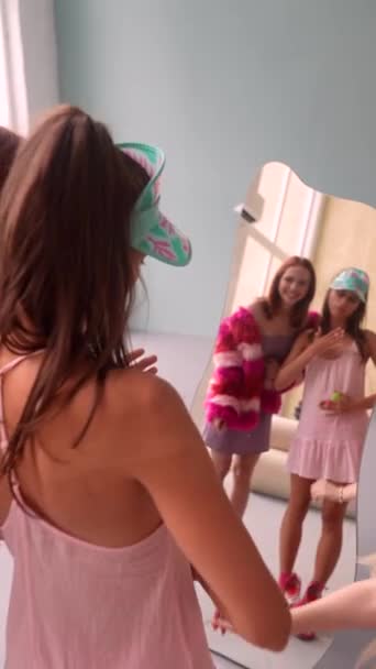 姑娘们穿着洋娃娃一般的粉红衣服 正在塑造她们独特的外表 高质量的4K镜头 — 图库视频影像