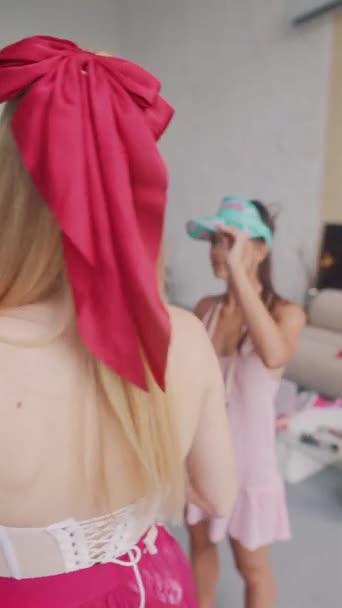 Raparigas Cor Rosa Vestidas Como Bonecas Trocam Palavras Conversas Imagens — Vídeo de Stock