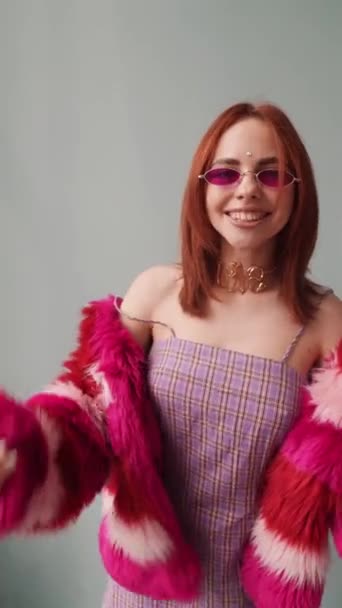 Seorang Gadis Dalam Pakaian Merah Muda Dihiasi Boneka Seperti Mode — Stok Video
