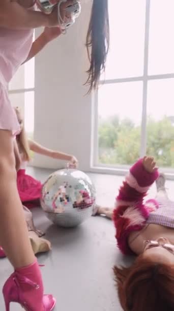 Розовые Девушки Одетые Куклы Фотографируют Друг Друга Высококачественные Кадры — стоковое видео