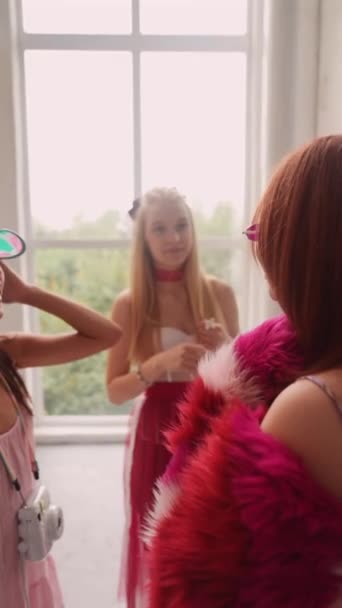 Las Chicas Con Atuendo Rosa Como Una Muñeca Están Conversando — Vídeo de stock