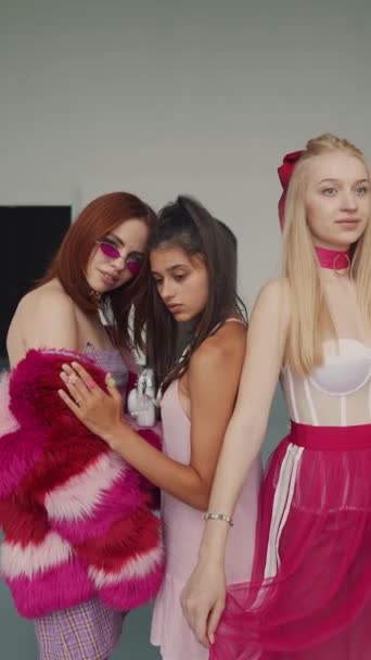 Decoradas Com Roupas Cor Rosa Que Lembram Bonecas Meninas Dançam — Vídeo de Stock