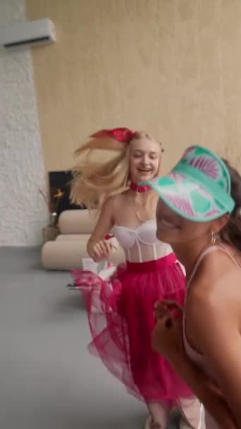 Dziewczyny Ubrane Różowe Sukienki Ozdobione Lalkami Tańczą Radością Spędzają Czas — Wideo stockowe