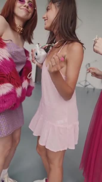 Meninas Roupas Cor Rosa Vestidas Como Bonecas Dançam Aproveitam Seu — Vídeo de Stock