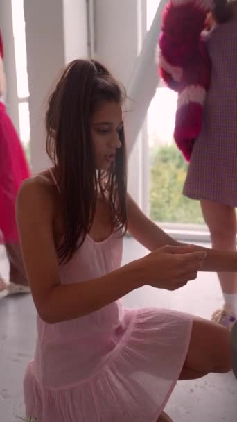 Meninas Seu Traje Rosa Alegremente Passam Tempo Frente Espelho Imagens — Vídeo de Stock