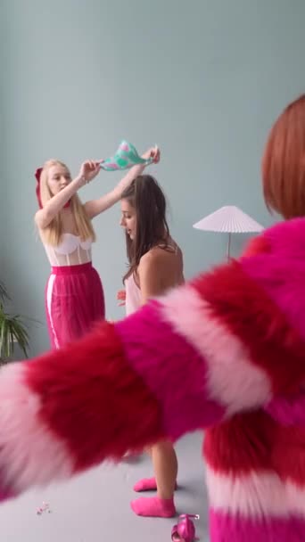 인형과 비슷하게 분홍색 소녀들은 자신의 이미지를 디자인하고 있습니다 고품질 — 비디오