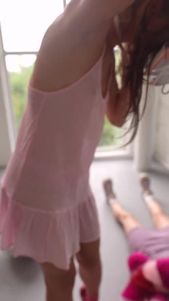 Dziewczyny Ubrane Różową Odzież Przypominające Lalki Robią Sobie Nawzajem Zdjęcia — Wideo stockowe