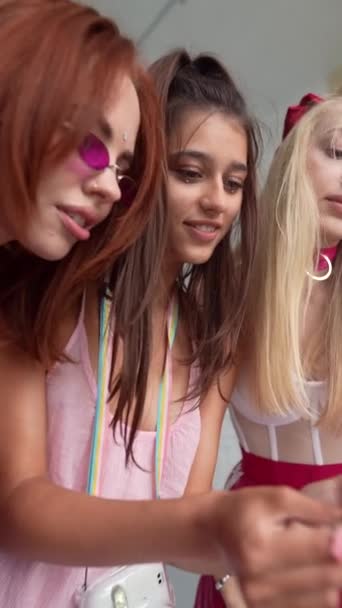 Dziewczyny Różowym Stroju Ubrane Stylu Lalki Smartfonami Ręku Wysokiej Jakości — Wideo stockowe