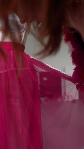 Дівчата Своєму Ляльковому Рожевому Вбранні Весело Проводять Час Перед Дзеркалом — стокове відео