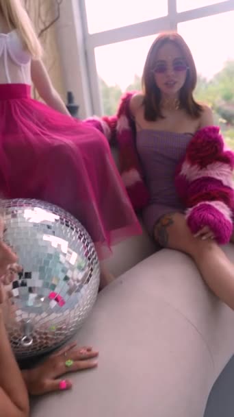Mundo Inspirado Bonecas Meninas Roupas Cor Rosa Vestidas Estilo Boneca — Vídeo de Stock