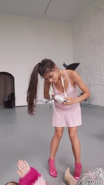 Las Niñas Vestidas Con Ropa Rosa Que Asemejan Muñecas Toman — Vídeo de stock