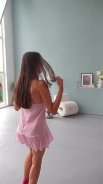  Pembe elbiseli kızlar, oyuncak bebek gibi giyinmişler. Yüksek kalite 4k görüntü