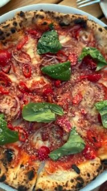 Restoran ortamında tabakta nefis ve lezzetli bir pizza. Yüksek kalite 4k görüntü