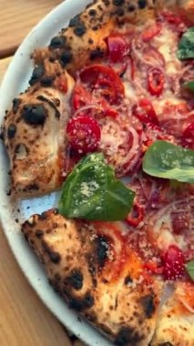 İştah açıcı ve bir restoranda tabakta lezzetli bir pizza. Yüksek kalite 4k görüntü