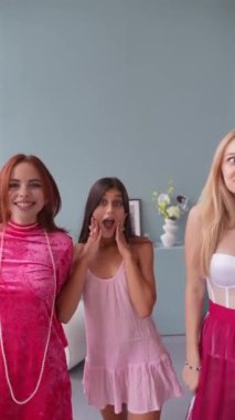 Pembe elbiseli kızlar, bebek gibi giyinmiş, neşeyle birlikte ilerliyorlar. Yüksek kalite 4k görüntü