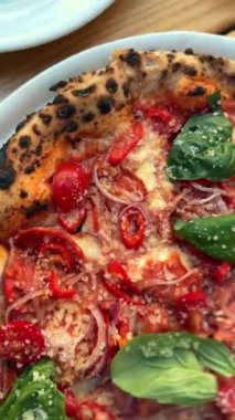 İştah açıcı ve bir restoranda tabakta lezzetli bir pizza. Yüksek kalite 4k görüntü