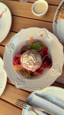 Restorandaki kız Burrata peynirinin tadını çıkarıyor. Yüksek kalite 4k görüntü