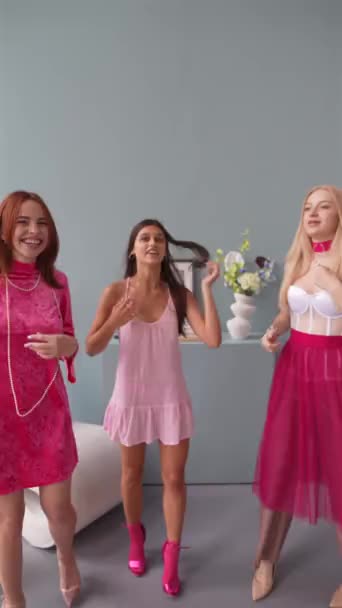 Seu Traje Com Tema Boneca Meninas Vestidos Rosa Caminham Alegremente — Vídeo de Stock