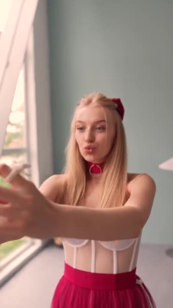 Dívka Růžových Šatech Oblečená Jako Panenka Vezme Selfie Smartphone Vysoce — Stock video