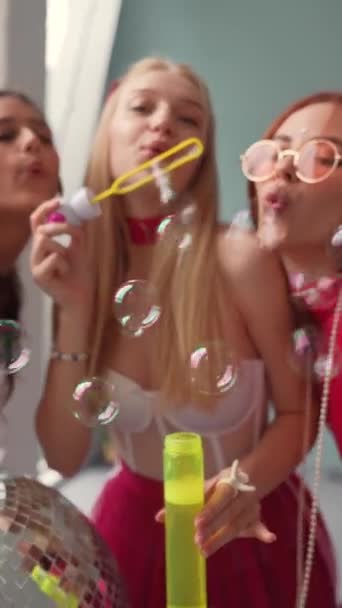 Puppenartigem Gewand Tanzen Die Mädchen Pinkfarbener Kleidung Mit Einer Discokugel — Stockvideo