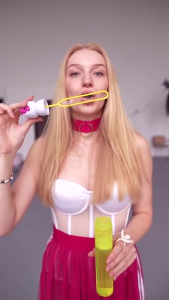 石鹸の泡で人形のスタイルの服を着た少女 高品質の4K映像 — ストック動画
