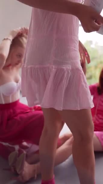 Dívky Růžových Šatech Oblečené Stylu Panenky Vytvářejí Své Obrazy Před — Stock video