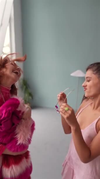 Прикрашені Рожевим Одягом Схожим Ляльки Дівчата Посміхаються Веселяться Разом Високоякісні — стокове відео