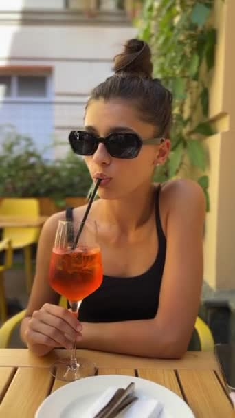 Uma Linda Menina Está Bebendo Aperol Pátio Livre Restaurantes Imagens — Vídeo de Stock
