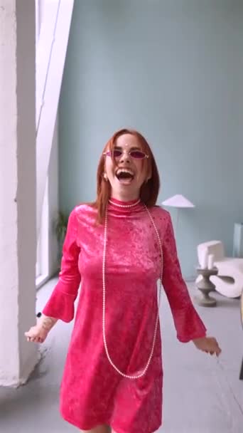 Dziewczyna Różowej Sukience Ubrana Stylu Lalki Niezgrabnie Chodzi Wysokich Obcasach — Wideo stockowe