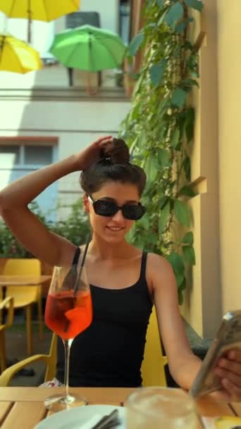 Eine Attraktive Junge Dame Genießt Aperol Auf Der Restaurantterrasse Hochwertiges — Stockvideo