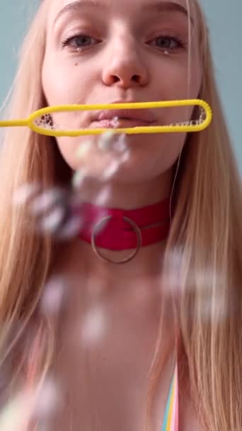 Rosto Uma Menina Vestida Forma Inspirada Bonecas Brincando Com Bolhas — Vídeo de Stock
