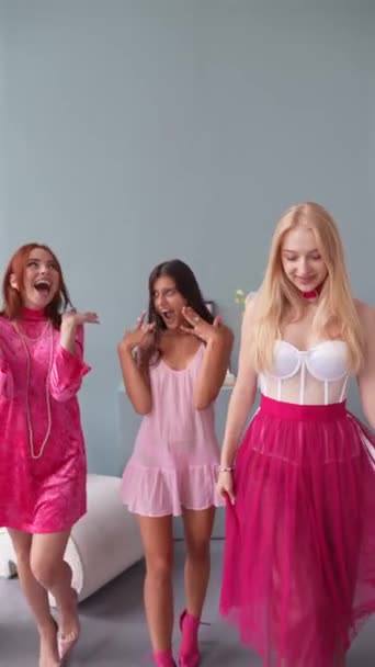 Meninas Vestidas Com Vestidos Cor Rosa Seguindo Uma Estética Boneca — Vídeo de Stock