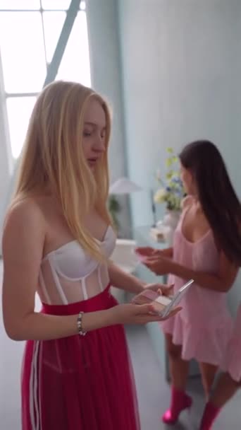 Dziewczyny Różowych Sukienkach Ubrane Stylu Lalki Nakładają Makijaż Wysokiej Jakości — Wideo stockowe