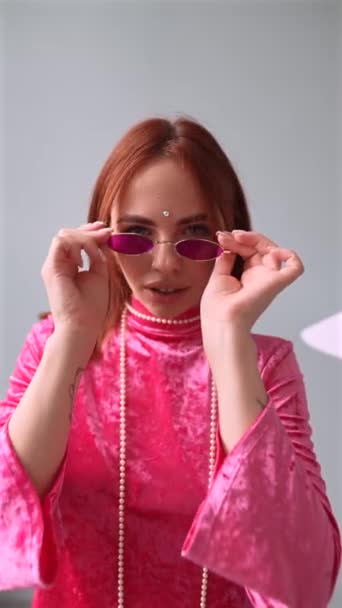 Het Meisje Met Een Pop Achtige Verschijning Een Roze Jurk — Stockvideo