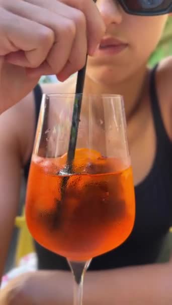 화려한 소녀는 레스토랑 파티오에서 아페롤을 마신다 고품질 — 비디오