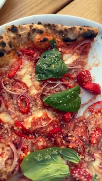 Une Pizza Appétissante Savoureuse Sur Une Assiette Dans Restaurant Images — Video