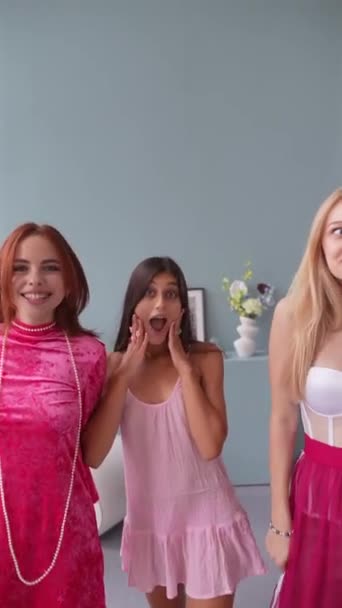 Rózsaszín Ruhás Lányok Babaszerű Ruhában Vidáman Haladnak Előre Együtt Kiváló — Stock videók
